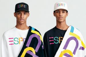 Twee jongemannen kijken naar de camera. Ze dragen kleding van het merk Esprit.