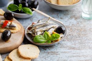 Ansjovisfilets met zwarte olijven