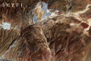 Satellietfoto van de kledingafvalberg in de Atacamawoestijn