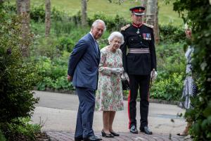 Le prince Charles et sa mère , la souveraine, Elizabeth II, en juin 2021
