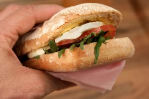 Ciabatta met mozzarella en tomaat
