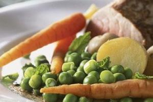 Varkenshaas met jonge wortelen en erwten, lente-ui en munt