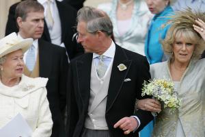 Le 5 avril 2005, le prince Charles épouse Camilla Parker Bowles, son amour de toujours, sous les yeux de sa mère, la reine Elizabeth