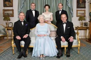 La reine Elizabeth II et le prince Philip entourés par le prince Charles, le prince Edward, la princesse Anne et le prince Andrew, le 18 novembre 2007, à Clarence House, à Londres.