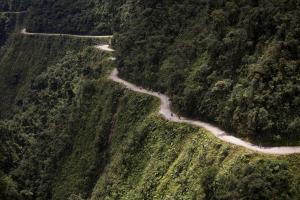 Le Camino de las Yungas en Bolivie, connu pour être la route la plus dangereuse du monde