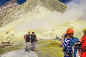touristes volcan White Islande Nouvelle Zelande