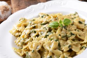 Farfalle met ansjovis en geroosterde pijnboompitten