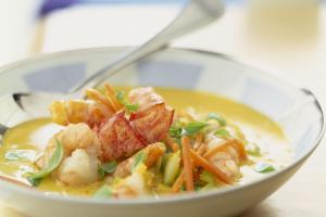 Stoofpotje van zeetongsliertjes met segrijnslakjes en rivierkreeftjes