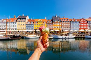 Vrouw houdt ijsje vast in Denemarken