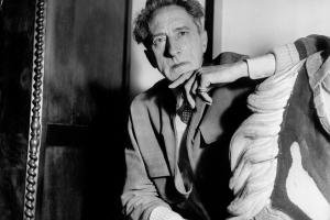 Jean Cocteau met twee Trinity-ringen