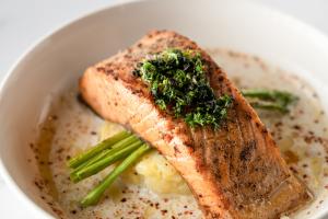 Gegrilde zalm met witloof