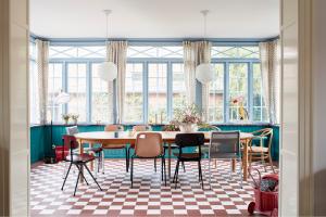 De eetkamer zit in de nieuwe uitbouw. Rond de vintage eettafel van Deens designer Børge Mogensen staan schoolstoelen van Hay. De exemplaren in metaaldraad zijn Italiaans en kocht Nicolaj van een restaurant.