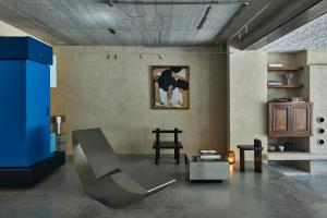 De woonkamer is gevuld met Belgisch talent. Van verschillende stukken van voormalig Designer of the Year Linde Freya Tangelder tot een sculpturale schommelstoel van Zigmund Pront en een Pile of Suitcase kast van Maarten De Ceulaer.