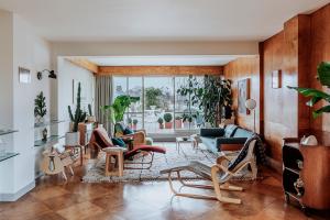 Tijdschriftenrek Penguin Donkey Mark 1 en de kruk werden voor het gebouw ontworpen, net als de fauteuil en chaises longues door Marcel Breuer. IC Lights-vloerlamp van Michael Anastassiades voor Flos.