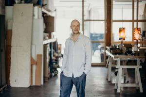 Maarten de Ceulaer in zijn atelier in Anderlecht