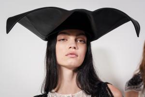 strakke kaaklijn van een model op de Dior Show