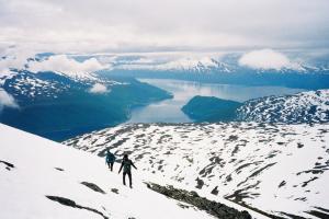Besneeuwde berg in Tromsø, Noorwegen.