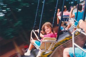 jong meisje vliegende stoelen