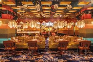 Clubrestaurant FrouFrou in Lissabon voor de Portugese JNcQUOI groep. ‘Hier kozen we voor het thema ‘East meets West, China’ met een vleugje Abba en Ann Salens (de eerste Antwerpse avant-gardedesigner, red.). Op het tapijt zijn Chinese draken afgebeeld, het blauw gelakte plafond verwijst naar de kenmerkende oogschaduw van Agnetha van Abba, de franjes tegen de muren naar de jurken waar Salens voor gekend was. De zwevende lotuslampen en dj-booth zorgen voor het wtf-gevoel.’