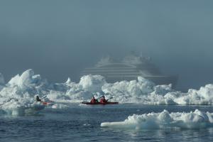 kajakken tussen de ijsrotsen in Groenland