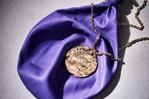 gouden pendant juweel van Chanel op ballon