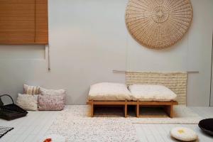 Pauline Dornat maakt kussens, tapijten en zitmeubels van Brusselse schapenwol