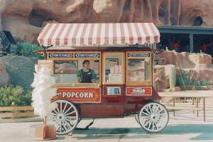 Marchand de pop corn au parc attractions Knotts Berry Farm, Californie