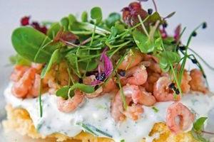 Parmezaankoekje met zure room, bieslook, limoen en garnalen