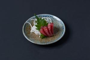 Sashimi van tonijn met sojascheuten