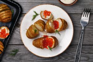 Chinese aardappel met zure room en kaviaar