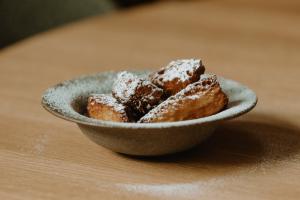 smoutebollen van sandwichresten van restaurant Neon