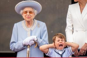 Reine Elizabeth II et Georges au balcon