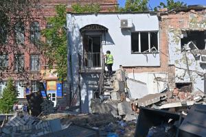 Een door een raketinslag beschadigd gebouw in Kharkiv