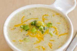 Koude erwtensoep met eiermimosa