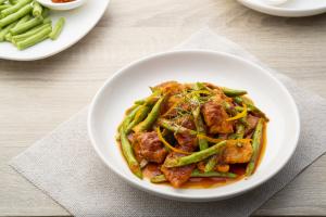 Varkenshaasje in rode curry