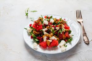 Gebakken geitenkaas op krokantje met pompelmoessalade