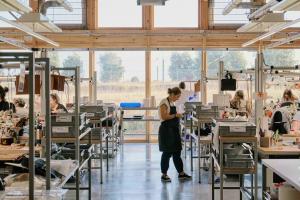 achter de schermen in de ateliers van Hermès bij het maken van de Kelly bag