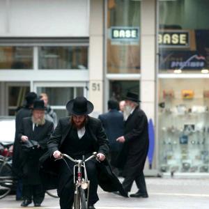 BRU86 - 20030910 - ANTWERP, BELGIUM : Illustration picture shows some traditionel jews in front of Diamanthandel as police made some house search in Antwerp diamond area, Wednesday 10 September 2003, linked with other house search in Brussels for enquiry on a laundering case. BELGA PHOTO PETER DE VOECHT