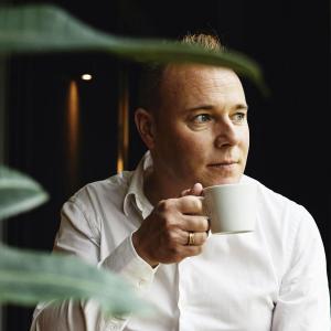 Jef Neve is de bewijsfase voorbij: ‘Het simpele plezier van aan tafel zitten met vrienden, dat wilde ik laten horen’