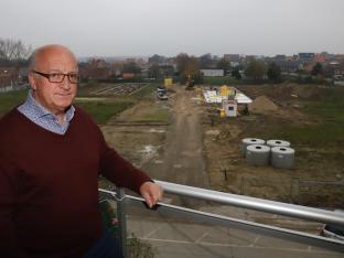 Erik Verbeure met zicht op het oude voetbalterrein van KWS Houthulst. Daar moet straks een volledig nieuwe woonwijk verrijzen. (foto MG)