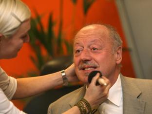 Ex-burgemeester van Brugge Patrick Moenaert kort voor een live-interview op televisie.© Ronny Neirinck