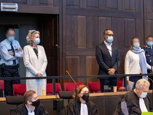 Hilde Van Acker en Jean-Claude Lacote op de eerste dag van het proces.© Belga