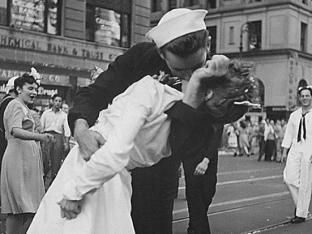 zwart-wit-foto van matroos die vrouw kust op Times Square als einde van de Tweede Wereldoorlog