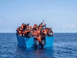 Een bootje op de Middellandse Zee, nabij de Libische kust, in maart.