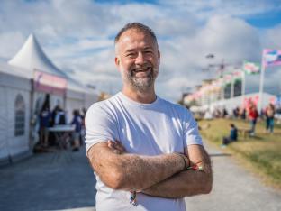 Dirk De Block, tête de liste PTB à Molenbeek, espère être le premier bourgmestre communiste de Belgique.