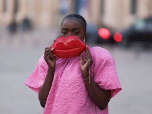 Suzan Mutesi incarne à merveille l'espièglerie qui s'empare du maquillage - Getty Images