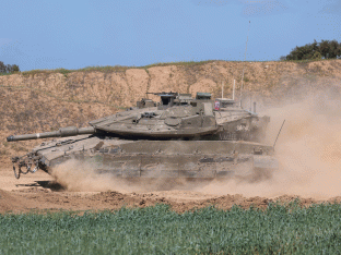 Een Israëlische tank op de grens met Gaza op woensdag.