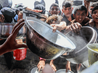 Voedselbedeling in Khan Younis, Gaza, op zaterdag.