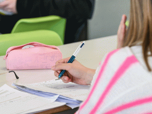 Ook het aantal openstaande vacatures voor schooldirecties en opvangpersoneel nam toe.