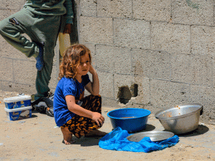 Wachten op de voedselbedeling in Gaza op woensdag.